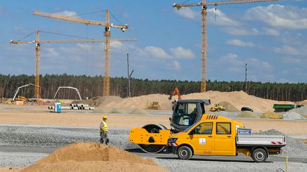 Die Bauarbeiten für die künftige Tesla-Gigafabrik in Grünheide sind in vollem Gange.