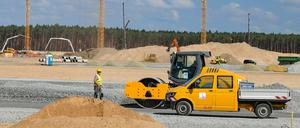 Die Bauarbeiten für die künftige Tesla-Gigafabrik in Grünheide sind in vollem Gange.