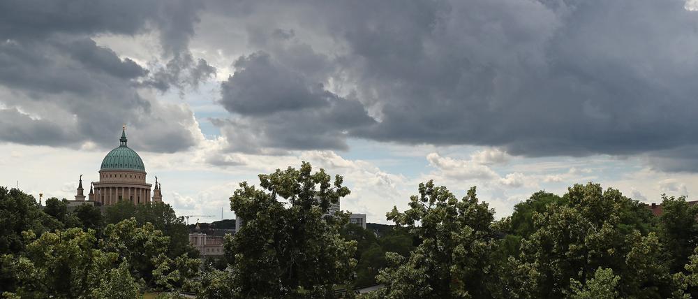 Dunkle Wolken zogen am Montagnachmittag über Potsdam auf.
