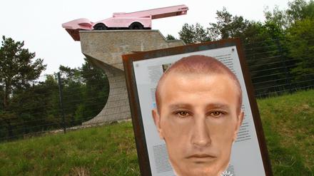 Das Phantombild des mutmaßlichen Täters. Im Hintergrund der Tatort: Das Panzerdenkmal.
