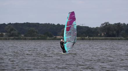 Windsurfer und andere Wassersportler fürchten, dass sie ihren Sport bald nicht mehr auf dem Fahrländer See ausüben dürfen.