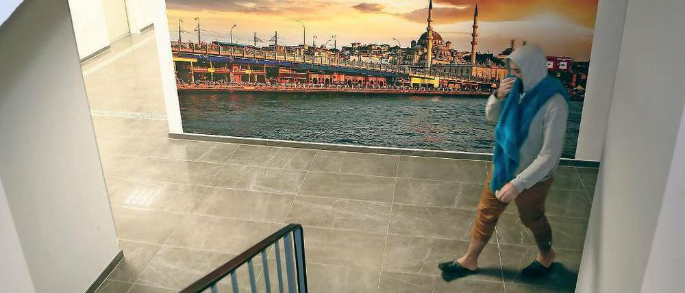 International. Die Silhouette von Istanbul im Foyer des Heimes.
