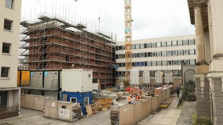 Noch ist ungewiss, wie der Platz hinter dem Turm der Garnisonkirche (im Aufbau, links im Bild) zukünftig aussehen wird.
