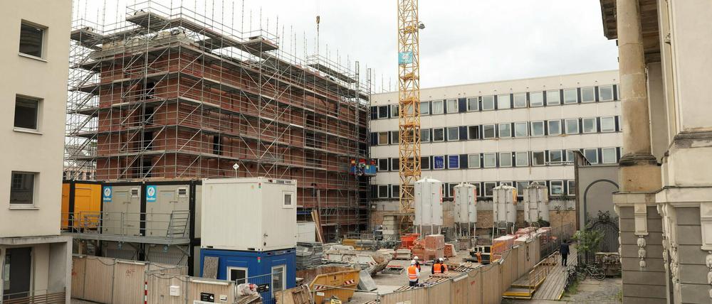 Noch ist ungewiss, wie der Platz hinter dem Turm der Garnisonkirche (im Aufbau, links im Bild) zukünftig aussehen wird.