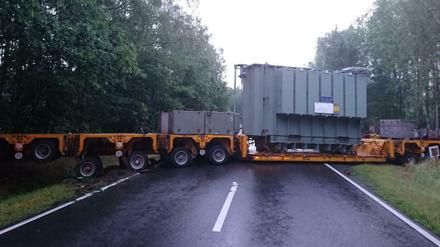 Ein Schwerlasttransporter versperrte die B96 zehn Stunden lang.