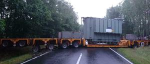Ein Schwerlasttransporter versperrte die B96 zehn Stunden lang.