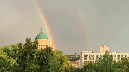 Während des Unwetters zeigte sich ein Doppelregenbogen am Himmel.