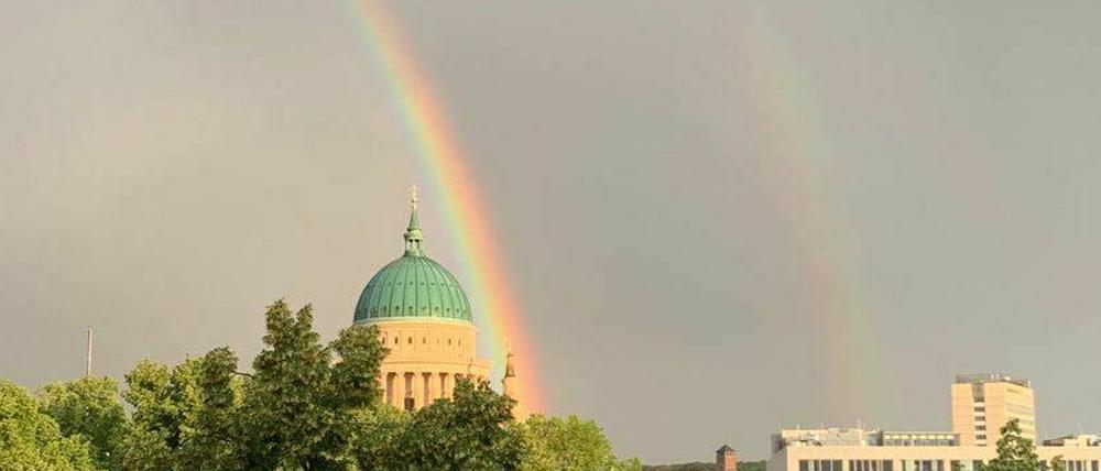 Während des Unwetters zeigte sich ein Doppelregenbogen am Himmel.