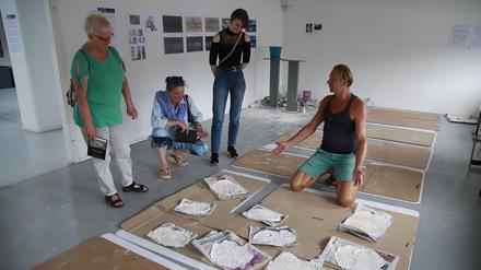 Künstler Mikos Meininger mit Interessierten Besuchern im Kunsthaus sans titre.