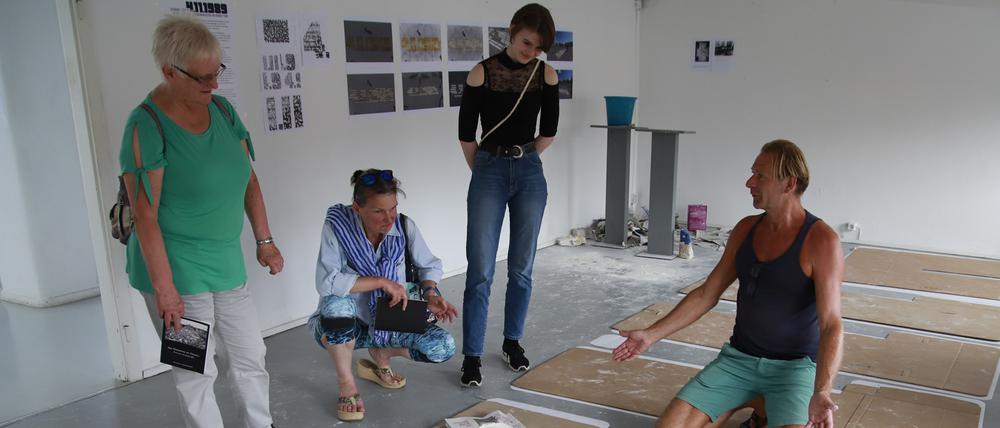 Künstler Mikos Meininger mit Interessierten Besuchern im Kunsthaus sans titre.