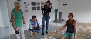 Künstler Mikos Meininger mit Interessierten Besuchern im Kunsthaus sans titre.