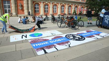 Demon gegen den Kohleausstieg 2038 von Extinction Rebellion Potsdam und Fridays for Future Potsdam vor dem Filmmuseum.