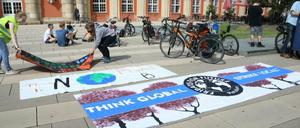 Demon gegen den Kohleausstieg 2038 von Extinction Rebellion Potsdam und Fridays for Future Potsdam vor dem Filmmuseum.
