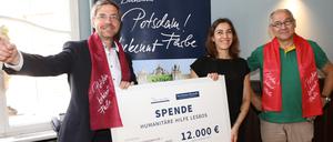 Oberbürgermeister Mike Schubert (links) übergab mit Christoph Miethke (rechts), eine Spende an Clara Aparicio von „Ärzte ohne Grenzen“.