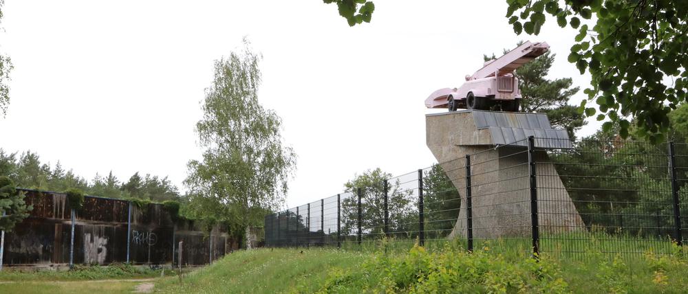Das sogenannte Panzerdenkmal an der A115 soll an die Friedliche Revolution von 1989 erinnern.