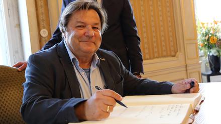 Heinz Kleger, 67, hier beim Eintrag ins Goldene Buch, lehrte bis 2018 Politische Theorie an der Uni Potsdam.