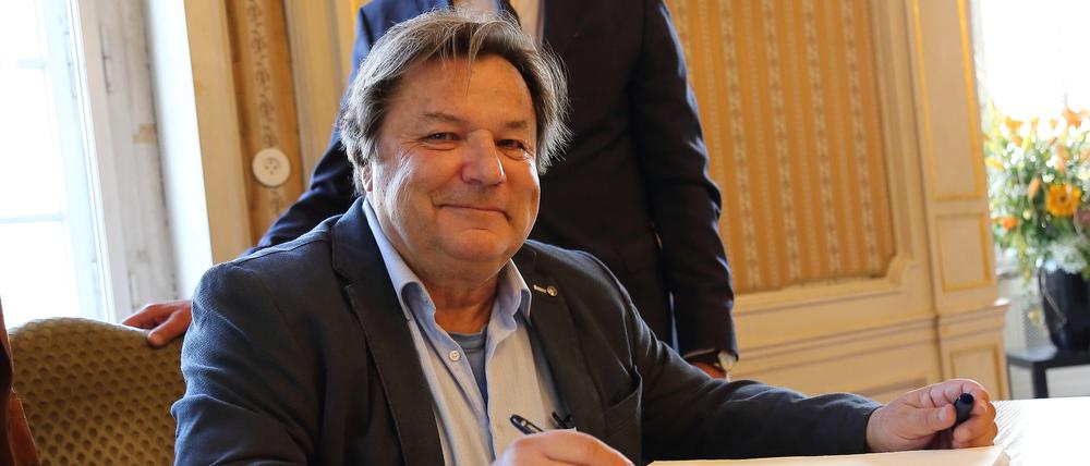 Heinz Kleger, 67, hier beim Eintrag ins Goldene Buch, lehrte bis 2018 Politische Theorie an der Uni Potsdam.