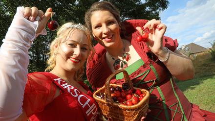 Kirschendoppel. Die amtierende Glindower Kirschkönigin Christiane Küstner mit Jessica Hein, die den neuen Titel der Kirschprinzessin trägt.
