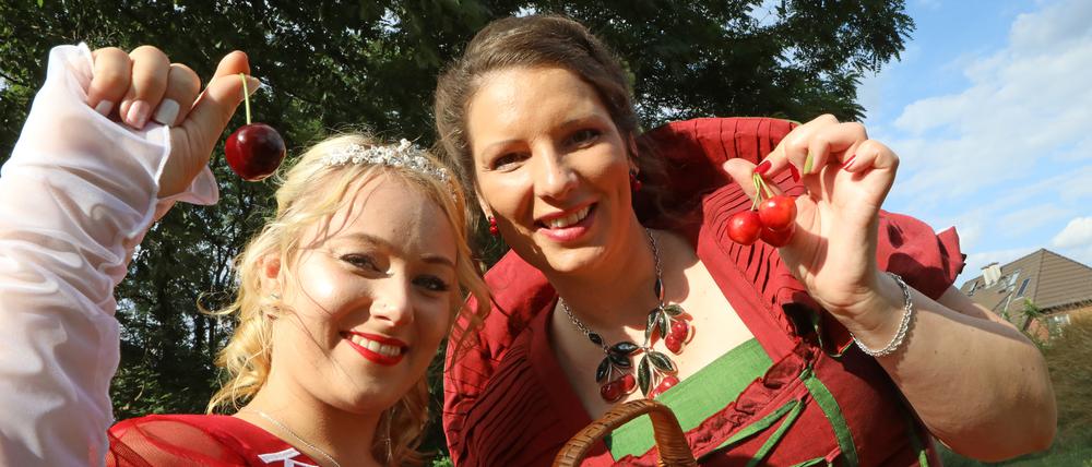 Kirschendoppel. Die amtierende Glindower Kirschkönigin Christiane Küstner mit Jessica Hein, die den neuen Titel der Kirschprinzessin trägt.