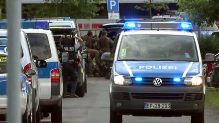 Einsatzkräfte der Bundespolizei durchsuchten den Zug.