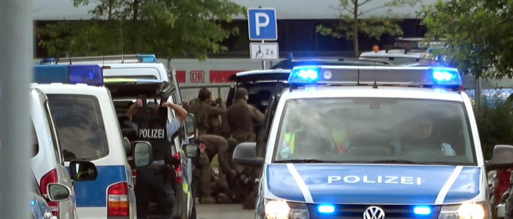 Einsatzkräfte der Bundespolizei durchsuchten den Zug.