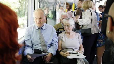 Gedenklesung im "Demokratiebus" zum Jahrestag der Bücherverbrennung auf dem Bassinplatz mit Potsdams Baubeigeordnetem Bernd Rubelt (parteilos) 1998. (Archiv)