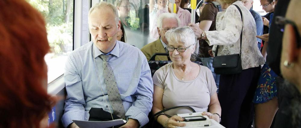 Gedenklesung im "Demokratiebus" zum Jahrestag der Bücherverbrennung auf dem Bassinplatz mit Potsdams Baubeigeordnetem Bernd Rubelt (parteilos) 1998. (Archiv)