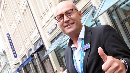 Filialleiter Michael Noss freut sich, dass der Potsdamer Karstadt doch nicht schließt.