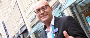 Filialleiter Michael Noss freut sich, dass der Potsdamer Karstadt doch nicht schließt.