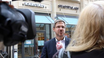 Doch keine Schließung. Potsdams Oberbürgermeister Mike Schubert gibt spontanes Interview vor dem Kaufhaus. 