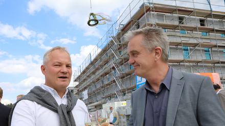 Zum Wohl. Investor Kretzschmar (l.) mit Wirtschaftsförderer Frerichs.