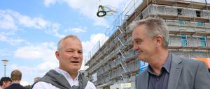 Zum Wohl. Investor Kretzschmar (l.) mit Wirtschaftsförderer Frerichs.