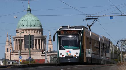 Aufgrund von Sanierungsarbeiten im Bereich der ÖPNV-Trasse Lange Brücke wird der Tramverkehr auf den Linien Tram 91, 92, 93, 96 und 99 vom 6. Juli bis 20. August 2020 jeweils von 21 Uhr bis Betriebsschluss unterbrochen.