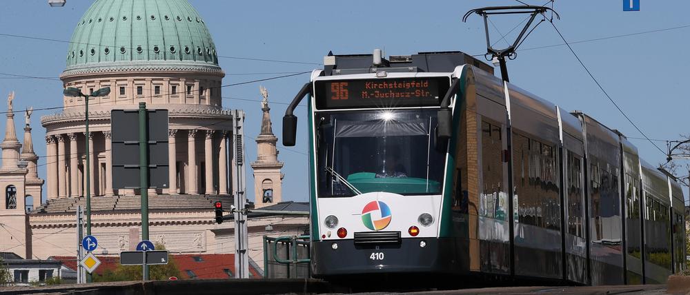 Aufgrund von Sanierungsarbeiten im Bereich der ÖPNV-Trasse Lange Brücke wird der Tramverkehr auf den Linien Tram 91, 92, 93, 96 und 99 vom 6. Juli bis 20. August 2020 jeweils von 21 Uhr bis Betriebsschluss unterbrochen.