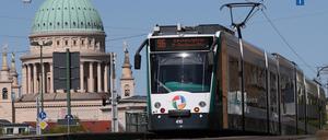 Aufgrund von Sanierungsarbeiten im Bereich der ÖPNV-Trasse Lange Brücke wird der Tramverkehr auf den Linien Tram 91, 92, 93, 96 und 99 vom 6. Juli bis 20. August 2020 jeweils von 21 Uhr bis Betriebsschluss unterbrochen.