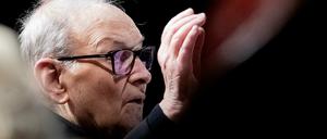 ARCHIV - 21.01.2019, Berlin: Der Komponist Ennio Morricone dirigiert bei seiner "The Farewell Tour" in der Berliner Mercedes-Benz Arena das Tschechische Nationale Symphonieorchester (CNSO) und einen Chor aus 75 Sängerinnen und Sängern. Der für seine Filmmusiken berühmte italienische Komponist Morricone ist tot. Er sei im Alter von 91 Jahren gestorben, wie ein Anwalt der Familie bestätigte. Foto: Christoph Soeder/dpa +++ dpa-Bildfunk +++