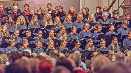 Nicht ohne Risiko. Auch wenn die Auflagen für Chöre – hier das Adventssingen der Potsdamer Chöre in der Nikolaikirche 2017 – gelockert wurden, so bleibt wegen der Aerosol-Problematik die Gefahr einer Verbreitung des Virus.