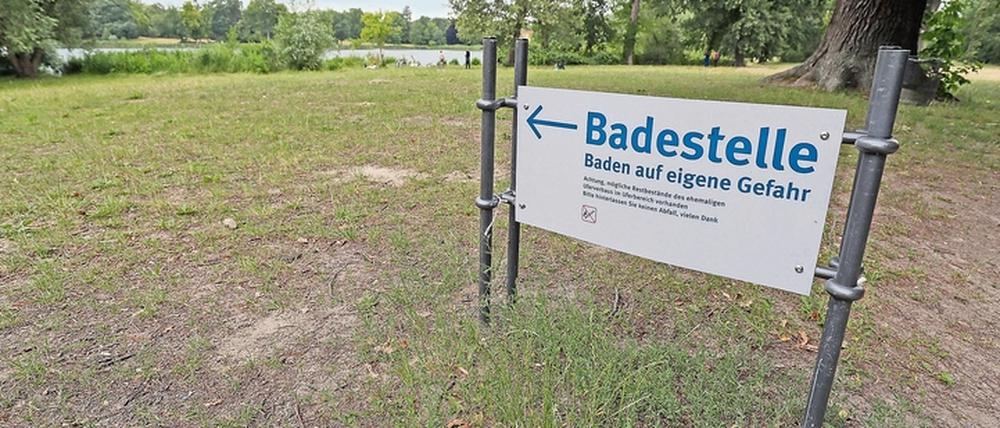Badestelle oder Partystelle? An vielen warmen Abenden sollen sich im Neuen Garten, bevorzugt rund um die von der Schlösserstiftung geduldete Badestelle am Heiligen See, zahlreiche Jugendliche zusammengefunden haben. Das verstößt gegen die Parkordnung und möglicherweise auch gegen die Corona-Umgangsverordnung des Landes, wenn der Mindestabstand nicht eingehalten wird.