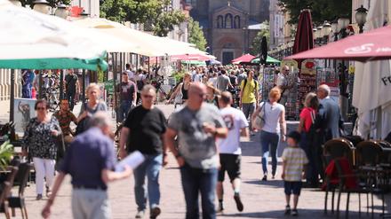 Die Menschen flanieren wieder über die Brandenburger Straße, die größte Einkaufsstraße in Potsdam.