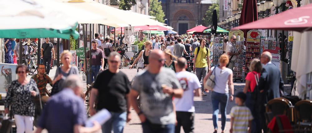 Die Menschen flanieren wieder über die Brandenburger Straße, die größte Einkaufsstraße in Potsdam.