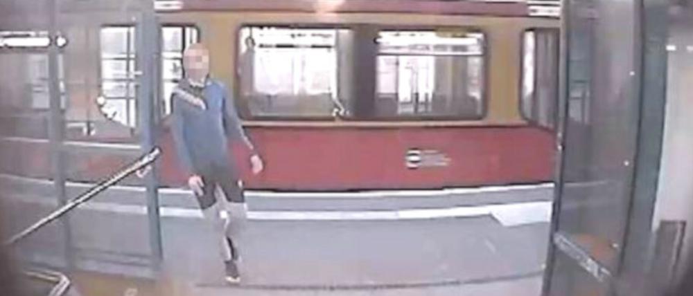 Mit Bildern aus einer Überwachungskamera hatte die Polizei tagelang nach dem mutmaßlichen Täter gesucht.