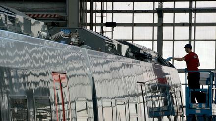 Ein Monteur arbeitet an einem Talent-Zug für Thüringen, aufgenommen im Jahr 2015 im Bombardier Werk in Hennigsdorf. 