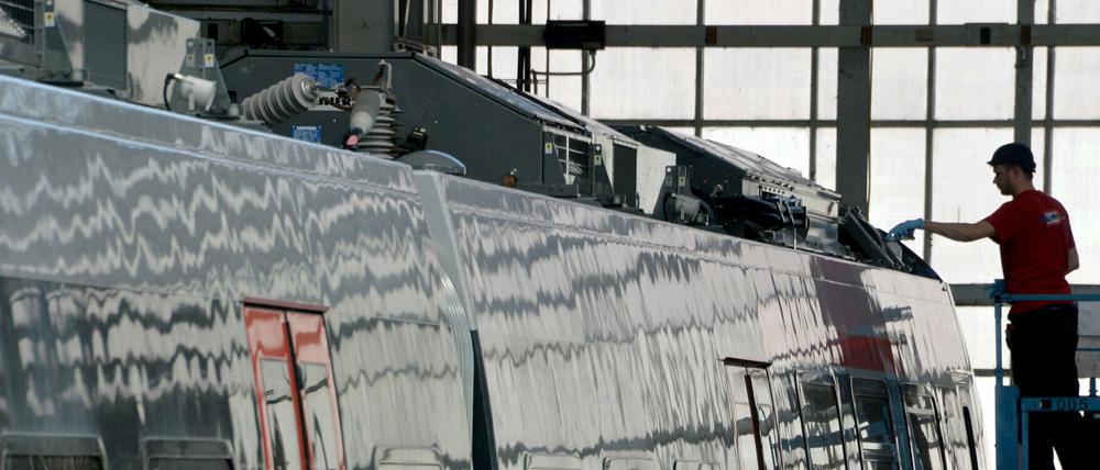 Ein Monteur arbeitet an einem Talent-Zug für Thüringen, aufgenommen im Jahr 2015 im Bombardier Werk in Hennigsdorf.