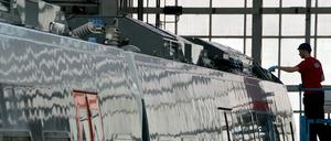 Ein Monteur arbeitet an einem Talent-Zug für Thüringen, aufgenommen im Jahr 2015 im Bombardier Werk in Hennigsdorf. 