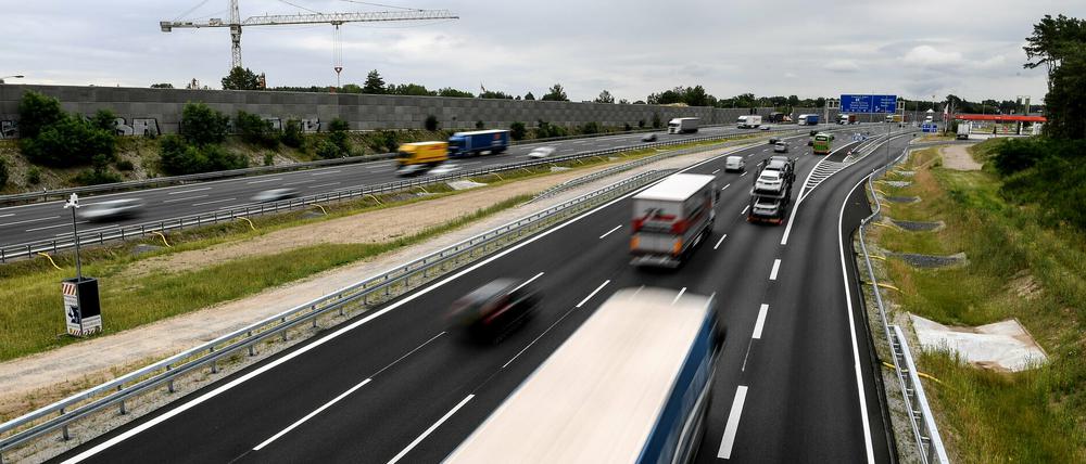 Die Autobahn bei Michendorf kann jetzt auf acht Spuren mit 120 Stundenkilometern befahren werden.