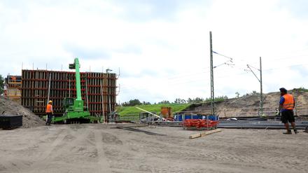 Seit Mai wird an der neuen Brücke über die Bahnstrecke des RE7 gearbeitet. Über sie sollen ab 2022 die Züge nach Potsdam rollen.