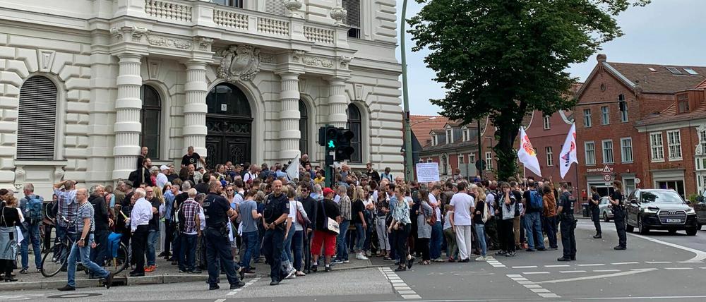 Demo vor dem Verwaltungsgericht in Potsdam wegen Prozess zum Rundfunkbeitrag.