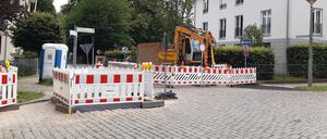 Kein Durchkommen für Pkw und Busse, nur Fahrräder und Fußgänger kommen an der Sperre vorbei.