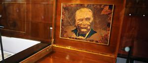 Schloss Cecilienhof in Potsdam zeigt Sonderausstellung anläßlich des 75. Jahrestages der Potsdamer Konferenz. Im April 1945 besucht Churchills Frau Clementine Leningrad. Als Zeichen der sowjetisch-englischen Verbundenheit erhält sie eine Zigarrenkiste mit dem Portrait ihres Mannes aus Tabaksblättern.