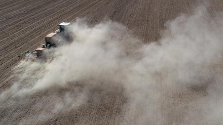 Trockene Ackerböden machen Landwirten Sorgen. 